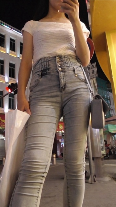 青春、翘臀，就要边走边拍 [MP4/648MB]