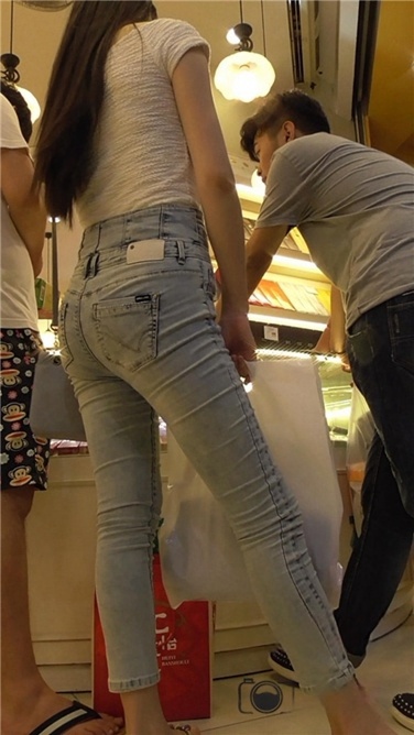 青春、翘臀，就要边走边拍 [MP4/648MB]