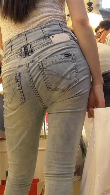 青春、翘臀，就要边走边拍 [MP4/648MB]