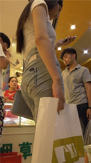 青春、翘臀，就要边走边拍 [MP4/648MB]