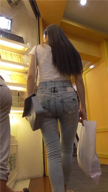 青春、翘臀，就要边走边拍 [MP4/648MB]