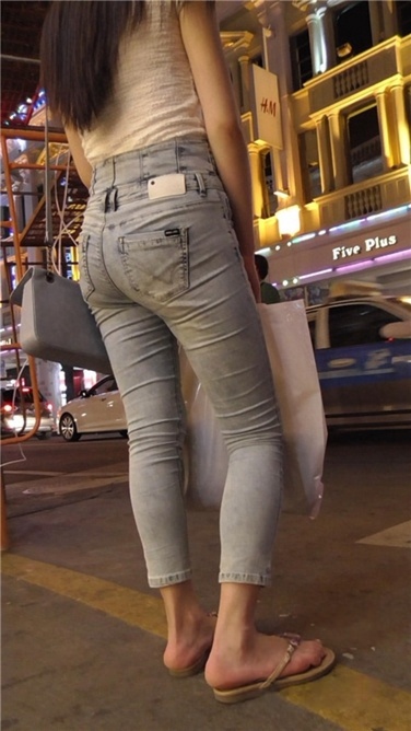 青春、翘臀，就要边走边拍 [MP4/648MB]