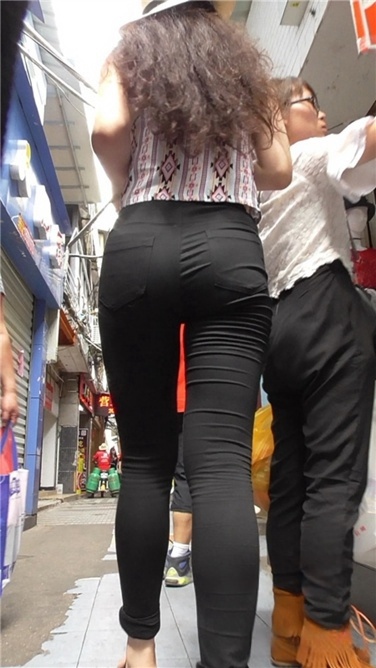 紧黑裤MM [MP4/495MB]