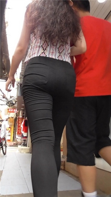 紧黑裤MM [MP4/495MB]