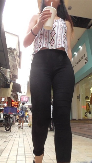 紧黑裤MM [MP4/495MB]