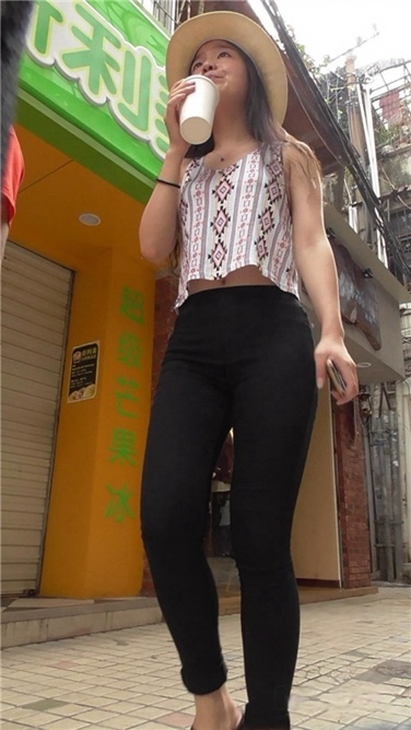 紧黑裤MM [MP4/495MB]