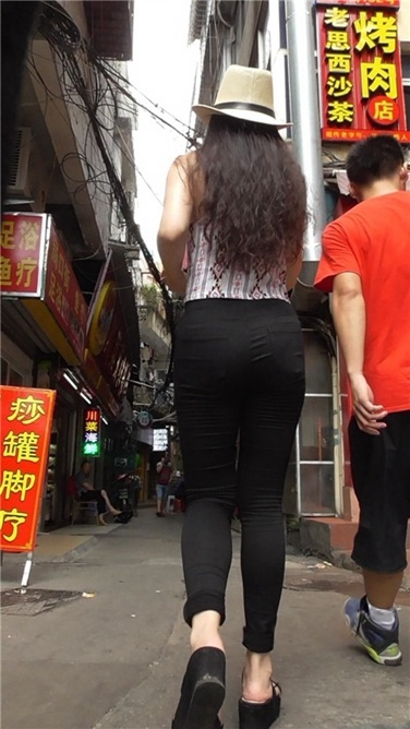 紧黑裤MM [MP4/495MB]