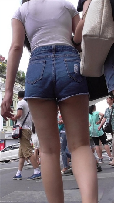 白T蓝牛近身特写[MP4/446MB]