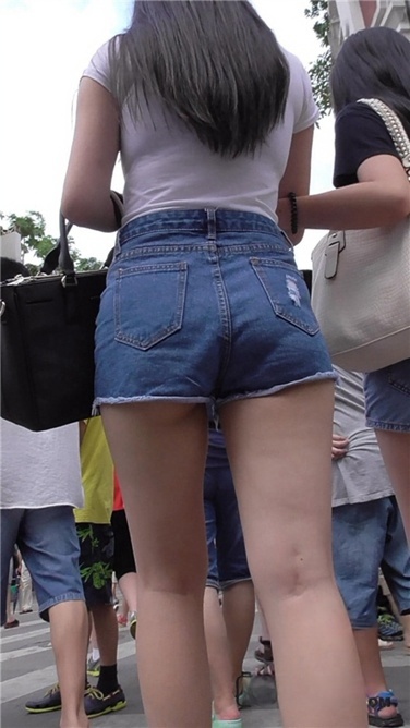 白T蓝牛近身特写[MP4/446MB]