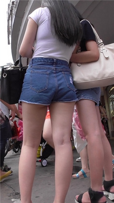 白T蓝牛近身特写[MP4/446MB]