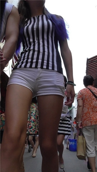 条纹上衣白紧热裤美女[MP4/960MB]