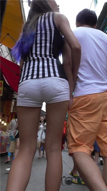 条纹上衣白紧热裤美女[MP4/960MB]