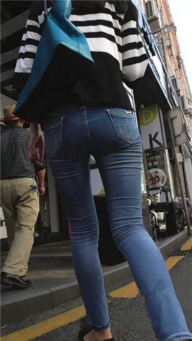 饱满紧臀牛仔裤美女[MP4/872MB]