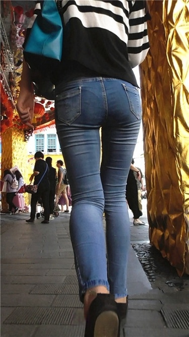 饱满紧臀牛仔裤美女[MP4/872MB]