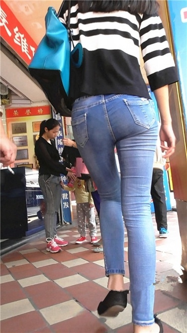 饱满紧臀牛仔裤美女[MP4/872MB]
