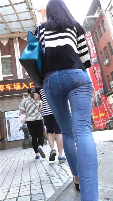 饱满紧臀牛仔裤美女[MP4/872MB]