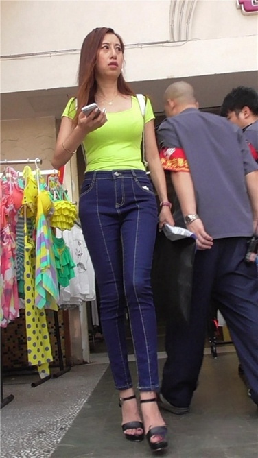 熟妇这身材这高跟，真是服了 [MP4/372MB]