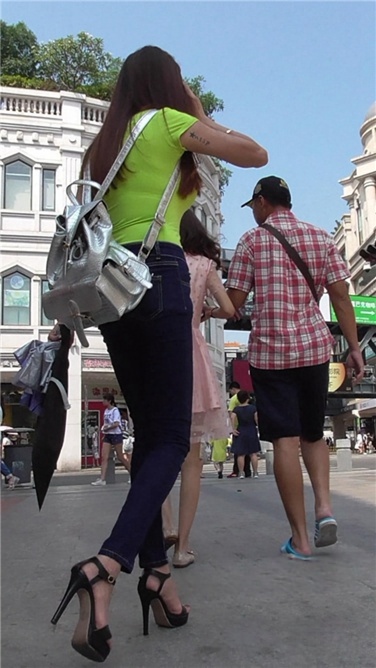 熟妇这身材这高跟，真是服了 [MP4/372MB]