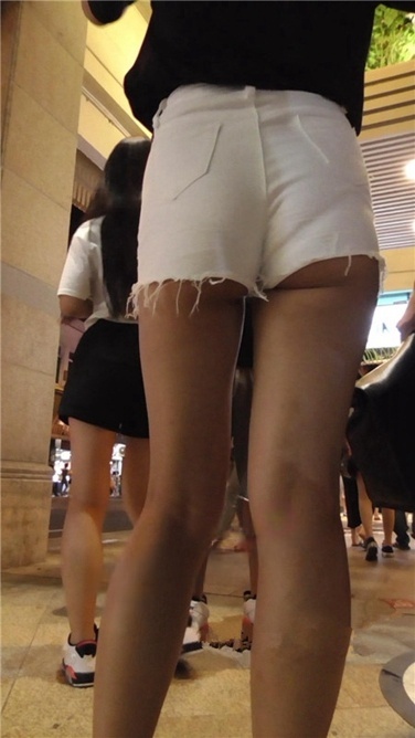 月牙白热裤MM [MP4/407MB]