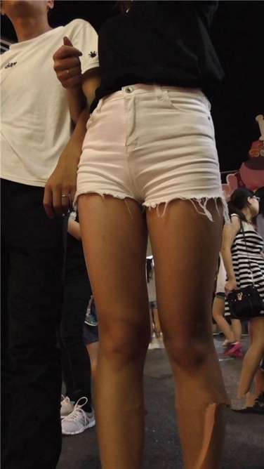 月牙白热裤MM [MP4/407MB]