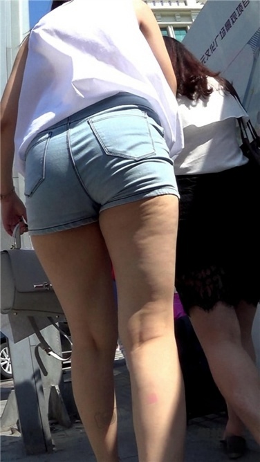 臀腿彪悍，长相甜美，男人最爱？[MP4/586MB]