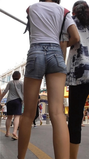 美眉大长腿令人发指 [MP4/737MB]