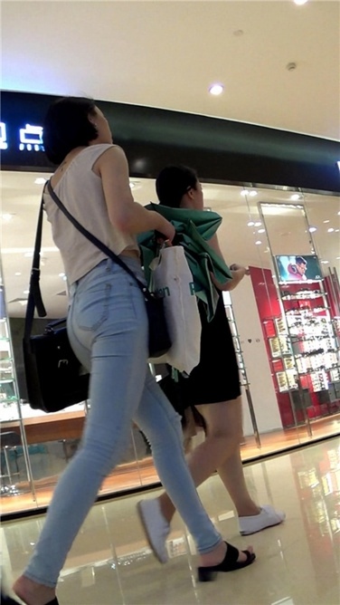 极品紧身蓝牛美妇[MP4/2GB]