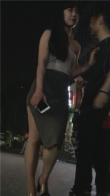 超性感紧身包臀裙，两片花瓣欲绷而出[1.6G]