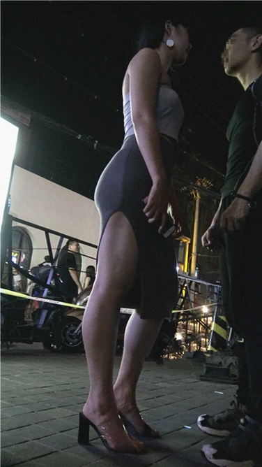 超性感紧身包臀裙，两片花瓣欲绷而出[1.6G]