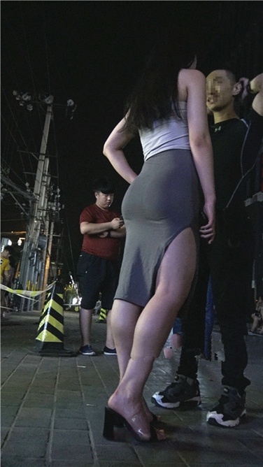 超性感紧身包臀裙，两片花瓣欲绷而出[1.6G]