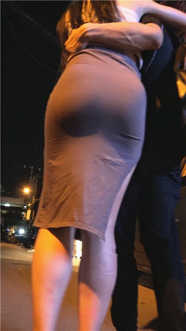 超性感紧身包臀裙，两片花瓣欲绷而出[1.6G]