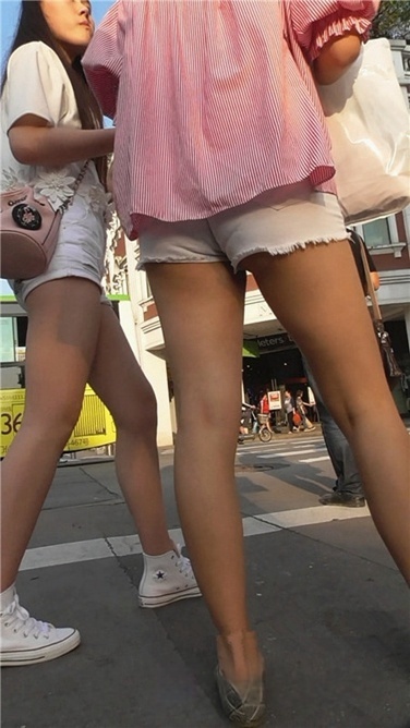 长腿白热双娇 [MP4/415MB]