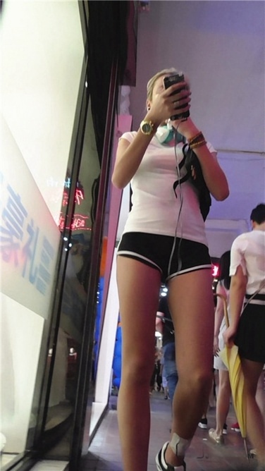 身材健美，国女or西女分不清楚 [MP4/700MB]