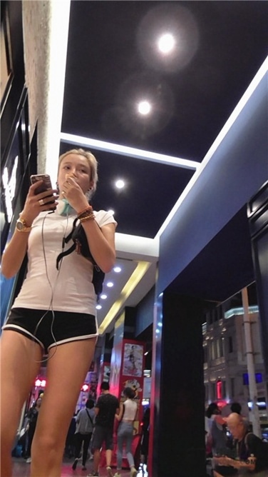 身材健美，国女or西女分不清楚 [MP4/700MB]