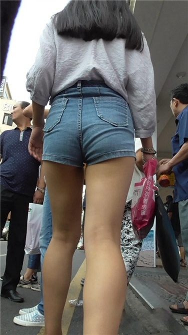 丰臀牛仔热裤美妇 [MP4/500MB]