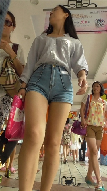 丰臀牛仔热裤美妇 [MP4/500MB]