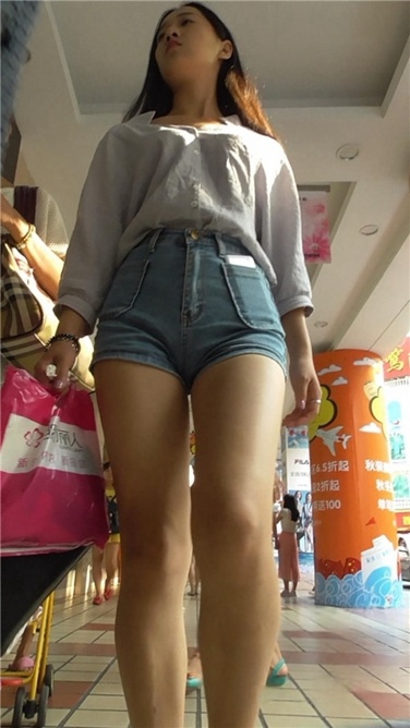 丰臀牛仔热裤美妇 [MP4/500MB]