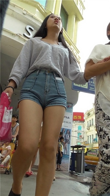 丰臀牛仔热裤美妇 [MP4/500MB]