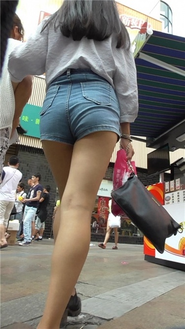 丰臀牛仔热裤美妇 [MP4/500MB]