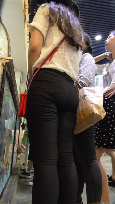 漂亮丰满紧黑裤MM[MP4/778MB]