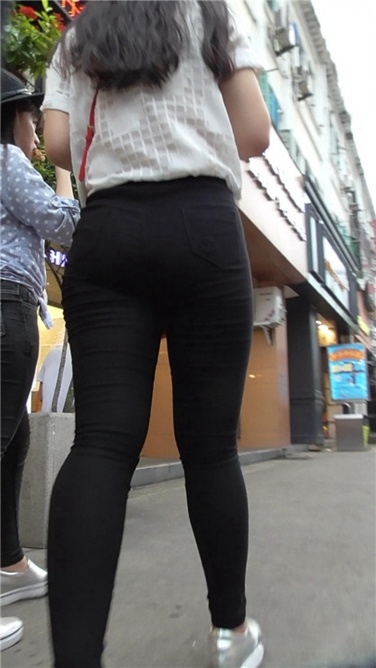 漂亮丰满紧黑裤MM[MP4/778MB]
