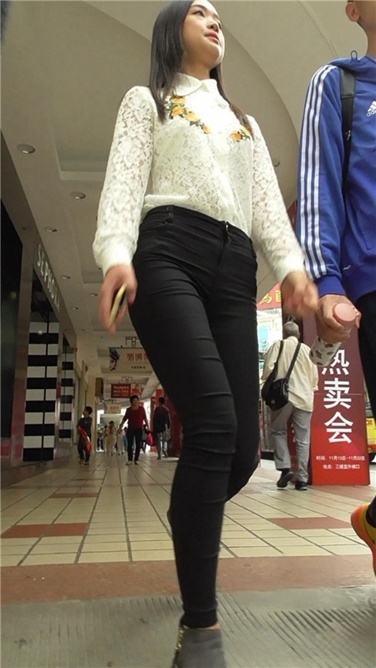 好身材紧黑裤MM[MP4/334MB]