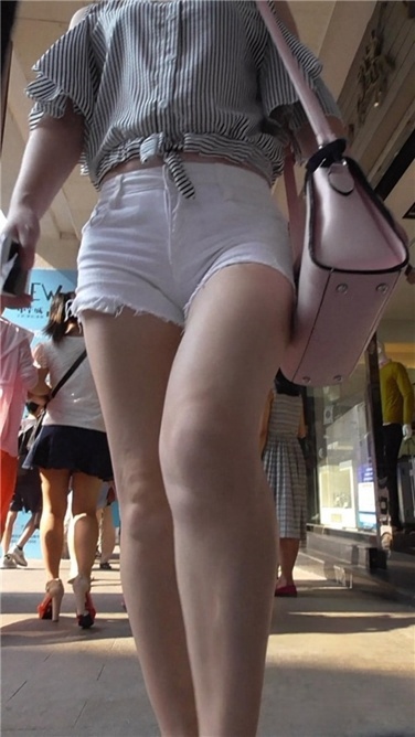 略精悍的白热裤MM [MP4/600MB]