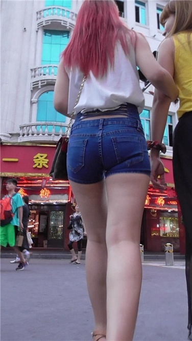 美女PP太紧翘，让人受不鸟[MP4/1.5GB]