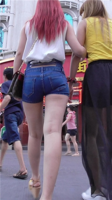 美女PP太紧翘，让人受不鸟[MP4/1.5GB]