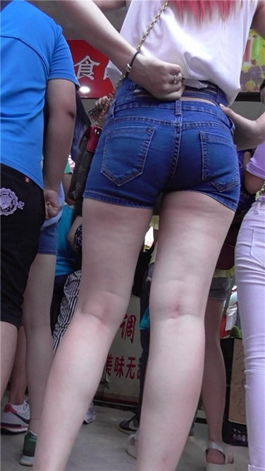 美女PP太紧翘，让人受不鸟[MP4/1.5GB]