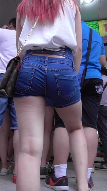 美女PP太紧翘，让人受不鸟[MP4/1.5GB]