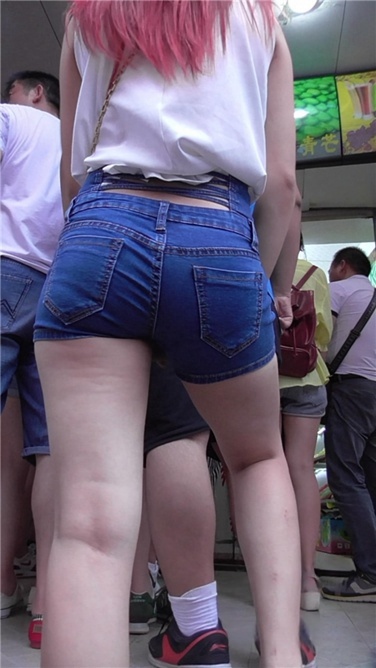 美女PP太紧翘，让人受不鸟[MP4/1.5GB]