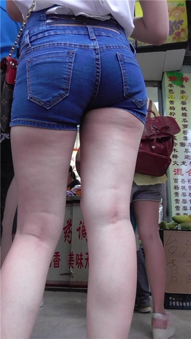 美女PP太紧翘，让人受不鸟[MP4/1.5GB]