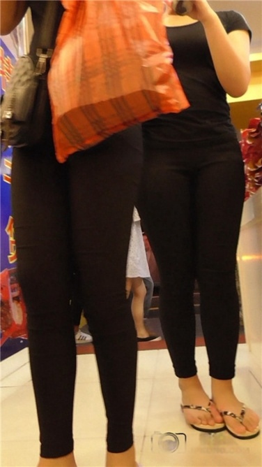 黑裤紧臀姐妹花，难分高下MP4/881MB]